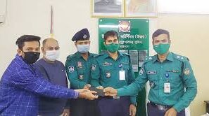 শিক্ষার্থীর হারিয়ে যাওয়া ফোন উদ্ধার করল বরিশাল মেট্রোপলিটন পুলিশ