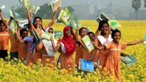 শিক্ষার্থীদের হাতে হাতে নতুন বই