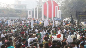 শহীদ মিনারে মানুষের ঢল, স্বাস্থ্যবিধি অনুপস্থিত