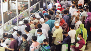 বন্ধের খবরে ব্যাংকে গ্রাহকের উপচেপড়া ভিড়
