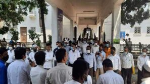 সুপ্রিম কোর্ট চত্বরে আইনজীবীদের মানববন্ধন