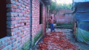 বাবুগঞ্জে বসতঘর ভেঙ্গে রাস্তা নির্মাণের পায়তারা, মুল হোতা গ্রেফতার।।