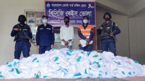 বরিশালে অভিযান চালিয়ে ৫০ লাখ মিটার নতুন কারেন্ট জাল জব্দ করেছে কোষ্টগার্ড