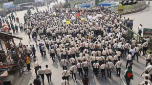 রাজধানীতে সড়কে নটরডেম শিক্ষার্থীদের অবস্থান