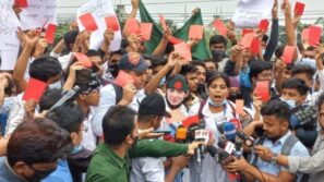 সড়কের দুর্নীতির বিরুদ্ধে ‘লাল কার্ড’ দেখাল শিক্ষার্থীরা