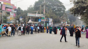 হঠাৎ পরীক্ষা স্থগিত, ৭ কলেজ শিক্ষার্থীদের সড়ক অবরোধ
