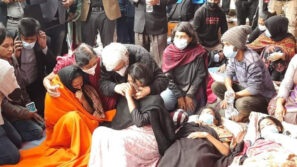 ড. জাফর ইকবালের হাতেই অনশন ভাঙলেন শিক্ষার্থীরা