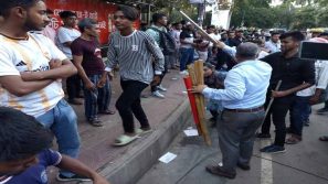 ঢাবিতে চলছে বহিরাগত তাড়ানোর অভিযান