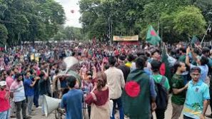 লাঠিসোঁটা নিয়ে রাজু ভাস্কর্য চত্বরে ছাত্রলীগ