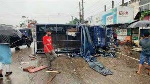 বরিশালে পুলিশভ্যান উল্টে ফেলে ভাঙচুর, দুই পুলিশ সদস্য আহত