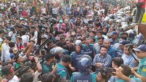 জবি শিক্ষার্থীদের দাবি শুনতে সচিবালয়ের সামনে উপদেষ্টা নাহিদ