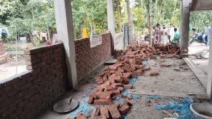 আদালতের নিষেধাজ্ঞা অমান্য করে বাবুগঞ্জে জোরপূর্ব বাড়ি নির্মাণ