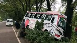 বাবুগঞ্জে যাত্রীবাহী বাসের ধাক্কায় পথচারী নিহত, আহত ৬