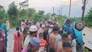 খাদে উল্টে পড়া বাসের চাপায় মা-মেয়ের মৃত্যু