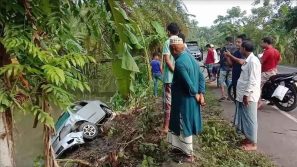 পিরোজপুরে নিয়ন্ত্রণ হারিয়ে প্রাইভেটকার খালে, নিহত ৮