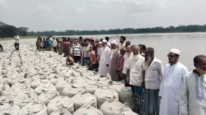 বাবুগঞ্জে নদী ভাঙ্গন রোধে জিও ব্যাগ ডাম্পিং কাজের অপপ্রচারের বিরুদ্ধে এলাকাবাসীর বিক্ষোভ