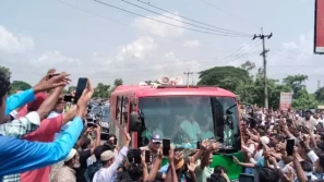 কুমিল্লায় পথে পথে নেতাকর্মীদের ভালোবাসায় সিক্ত প্রধানমন্ত্রী